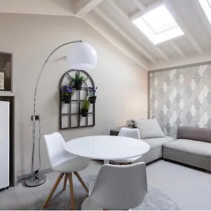https://maison-del-ducato-cavour-24.emilia-romagnahotels.net
